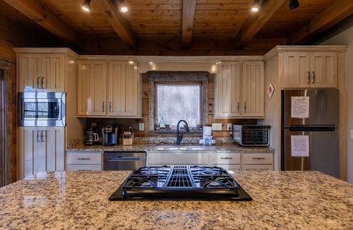 Boone Cabin | Gratitude - Hot Tub, Pool Table, Covered Decks, 5 minutes to Boone