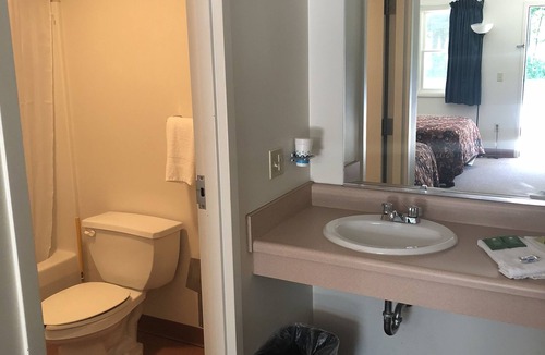 Waymart Hotel | Gravity Inn Motel