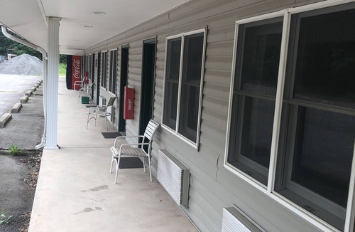 Waymart Hotel | Gravity Inn Motel