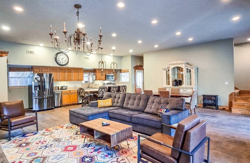 Longtown House | Gray Goose Manor | Lakefront, Fire Pit, Lake Views, Amazing Sunsets!