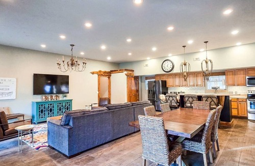 Longtown House | Gray Goose Manor | Lakefront, Fire Pit, Lake Views, Amazing Sunsets!