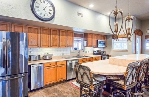 Longtown House | Gray Goose Manor | Lakefront, Fire Pit, Lake Views, Amazing Sunsets!
