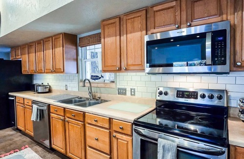 Longtown House | Gray Goose Manor | Lakefront, Fire Pit, Lake Views, Amazing Sunsets!
