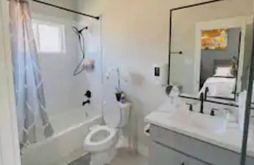 South Central Houston Villa | Gray Lux Hse 3BR|3.5Bath~Downtown|MedCenter|HotTub