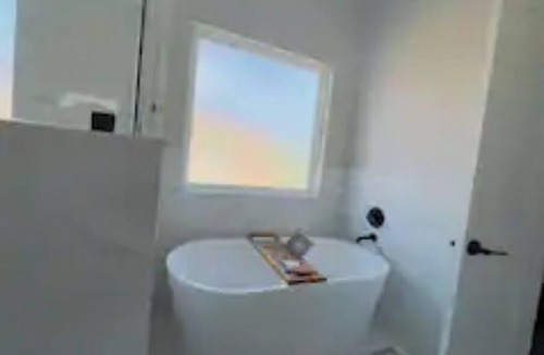South Central Houston Villa | Gray Lux Hse 3BR|3.5Bath~Downtown|MedCenter|HotTub