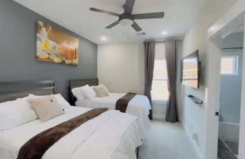 South Central Houston Villa | Gray Lux Hse 3BR|3.5Bath~Downtown|MedCenter|HotTub