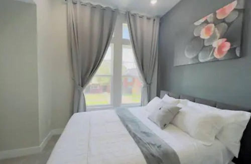 South Central Houston Villa | Gray Lux Hse 3BR|3.5Bath~Downtown|MedCenter|HotTub