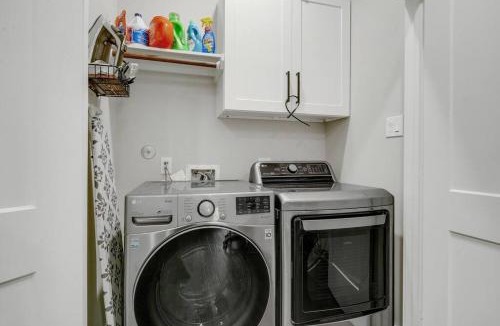 South Central Houston Villa | Gray Lux Hse 3BR 3 and half Ba MedCenter DownTWN HotTub