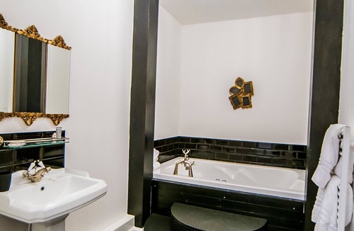 Cholderton Hotel | Gray Manor Hotel