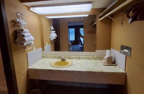 West Frankfort Hotel | Gray Plaza Motel