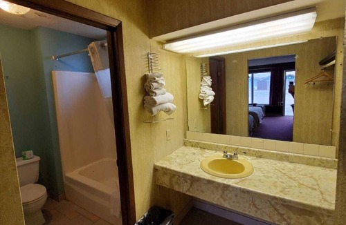 West Frankfort Hotel | Gray Plaza Motel