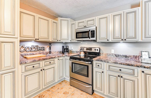 Gray House | Gray Vacation Rental w/Deck + Pond Access!