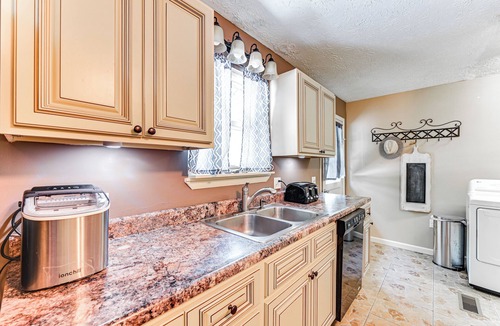 Gray House | Gray Vacation Rental w/Deck + Pond Access!