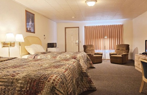 Manistique Hotel | Gray Wolf Lodge