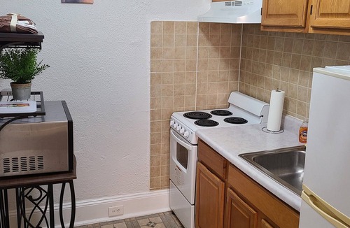 Germantown Apartment | Great 1BR Apt, Porch, Easy Parking & Access to Transit