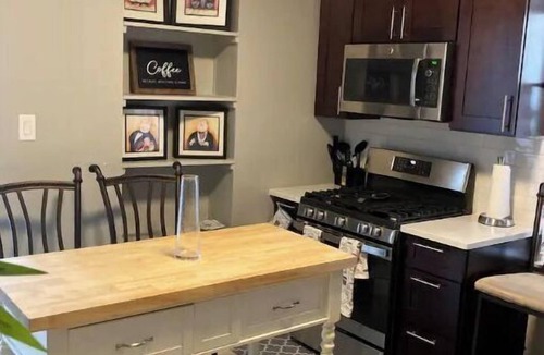 Avondale House | Great 3 bedroom rental unit near Logan Square