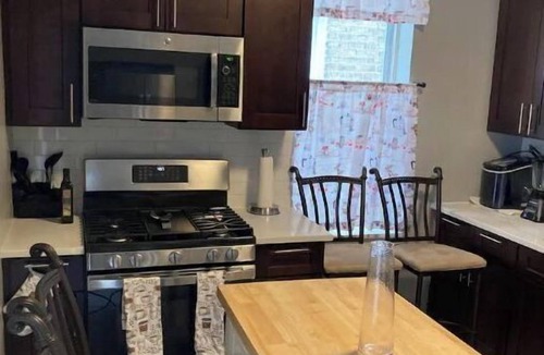 Avondale House | Great 3 bedroom rental unit near Logan Square