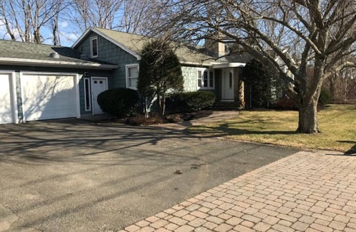 Madison House | Great 3BD/2BA Sunny Ranch with Private Beach and Large Yard