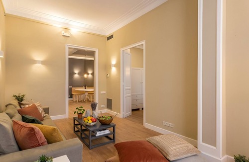 Sant Antoni Apartment | Great 5 bedroom Acomodis Apartment with 2 bathrooms in the modern L'Eixample!