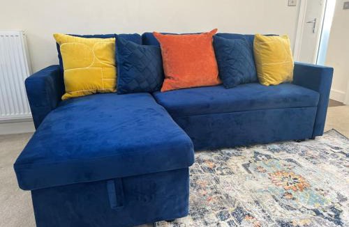 Cradley Apartment | Great Ambience 3-Bedroom for Groups & Contractors