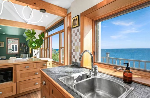 East Hillside Apartment | Great apartment with an incredible view!