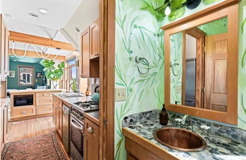 East Hillside Apartment | Great apartment with an incredible view!