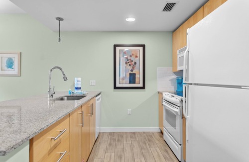 Baytowne Wharf Condo | Great Bay Views, Steps to Baytowne Wharf, Balcony, Beach Tram, Pool, Hot Tub.