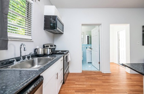 Buena Vista Cottage | Great cottage in Design District - Renovated - King bed - Sofa bed - Hot tub!