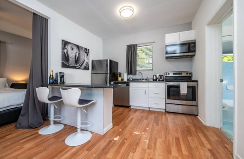 Buena Vista Cottage | Great cottage in Design District - Renovated - King bed - Sofa bed - Hot tub!