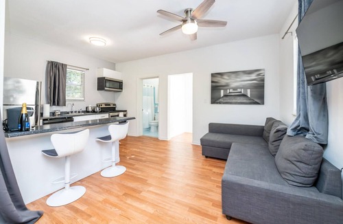 Buena Vista Cottage | Great cottage in Design District - Renovated - King bed - Sofa bed - Hot tub!