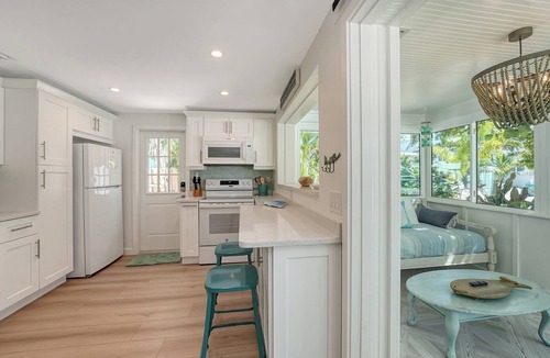 Ilexhurst Cottage | GREAT COTTAGE w/Heated Pool, Dog- See Note - Allowed, FREE WiFi/Trolley, Steps to Beach, Dining.