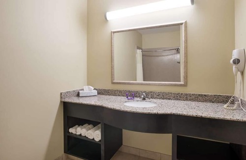 Saint Landry Hotel | Great Deals at Knights Inn Bunkie! 4 Units, Pool, Free Breakfast, Free Parking!