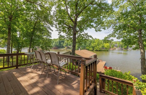 Wise House | Great Dock, Deep Water, Sunset Views, Kayaks, Pet Friendly