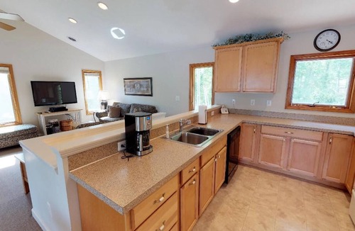 Huddleston House | Great Dock, Wifi! Come Visit "Captain's Choice"!