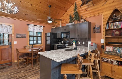 Notch Estates House | Great Escape Log Cabin Close to SDC