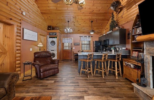 Notch Estates House | Great Escape Log Cabin Close to SDC