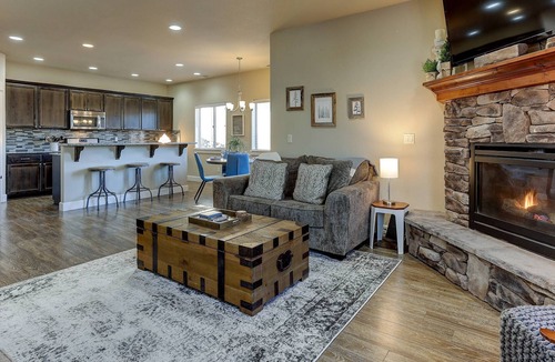Southeast Bend House | Great Family Home. Quiet Neighborhood. NEW Central A/C, Near Golf, Biking, Hiking. Fireplace, WiFi.