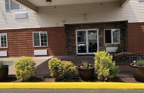 Kelso House | Great For a Quiet Trip! Pet-Friendly Unit in GuestHouse Kelso Longview! Parking!