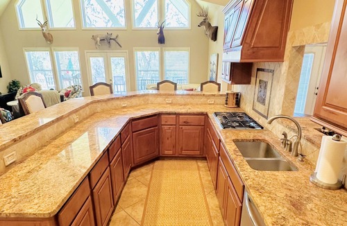 Brazoria House | Great for Big Groups & Families! Waterfront, Boathouse, Pool Table, Dog-Friendly
