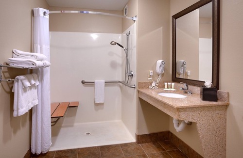 Middletown Condo | Great for Business Travelers! Free Breakfast Buffet + Shared Outdoor Pool.