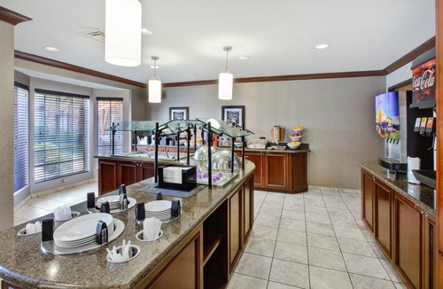 Middletown Condo | Great for Business Travelers! Free Breakfast Buffet + Shared Outdoor Pool.