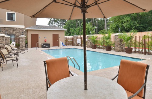 Tomball Condo | Great for Business Travelers! King Suite in Tomball | Shared Outdoor Pool + 24h Fitness Center