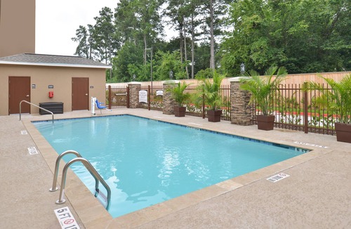 Tomball Condo | Great for Business Travelers! King Suite in Tomball | Shared Outdoor Pool + 24h Fitness Center