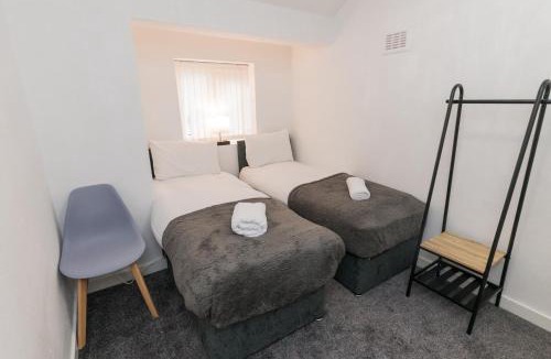 Wolverhampton Apartment | Great for Contractors - Free Parking