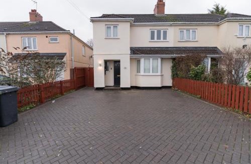 Wolverhampton Apartment | Great for Contractors - Free Parking