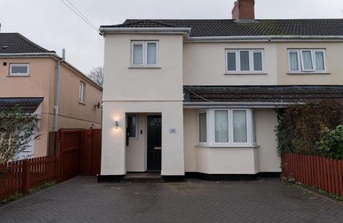 Wolverhampton Apartment | Great for Contractors - Free Parking