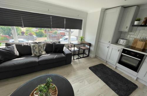 Netley Apartment | Great for contractors- free parking