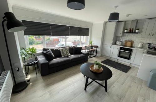 Netley Apartment | Great for contractors- free parking