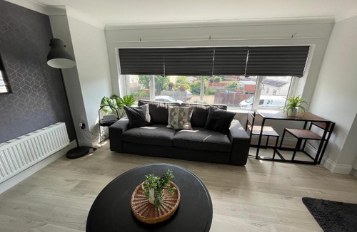 Netley Apartment | Great for contractors- free parking