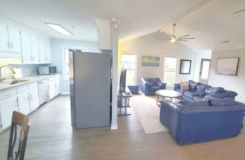 Dothan House | Great for Extended Stay- 12 ft ceiling- Open Space